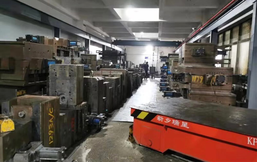 完善的模具存儲倉庫管理，保證能第一時(shí)間根據客戶(hù)的訂單安排生產(chǎn)，節省模具周轉的成本和時(shí)效。