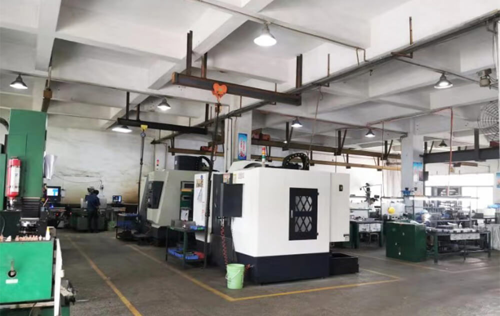 自有模具車(chē)間，擁有模具制作需要的各種機床、火花機、線(xiàn)切割機等設備，按客戶(hù)不同需要開(kāi)發(fā)新模。