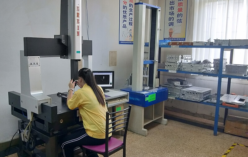 檢測中心：三次元，二次元，投影儀，鹽霧測試儀，探傷機，壓力測試，光譜分析儀，光澤計等21臺。