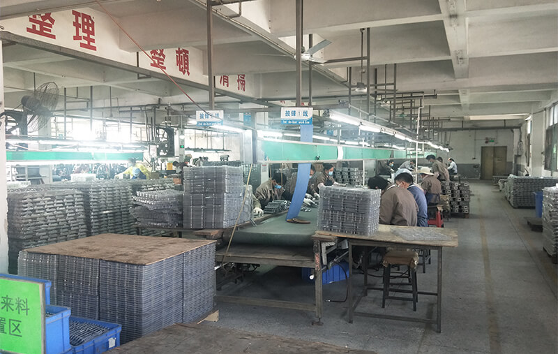 加工課：?jiǎn)屋S鉆床，整形線(xiàn)，去披鋒線(xiàn)，多軸鉆孔機，拉砂機，攻牙機，打磨線(xiàn)，甩干機等共55臺。